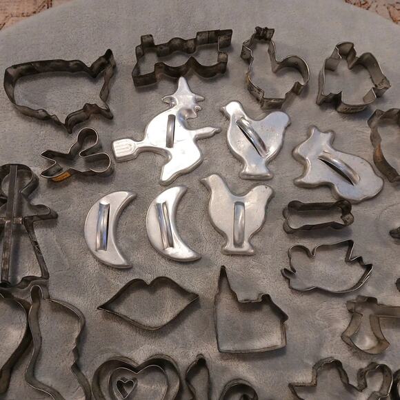 Lot of 45 Aluminum Metal Misc. Sizes & Shapes Cookie Cutters 7 with Handles - Picture 2 of 11